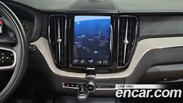 Volvo XC60 2018 — ფოტო 8/20