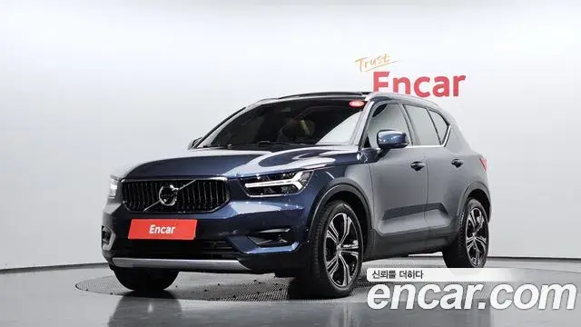 Volvo XC40 2021 — ფოტო 18/20