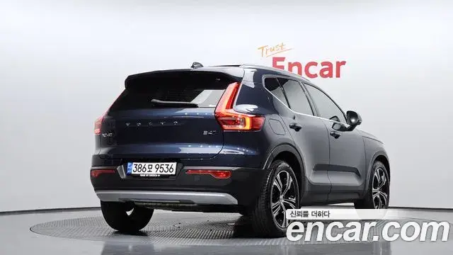 Volvo XC40 2021 — ფოტო 1/20