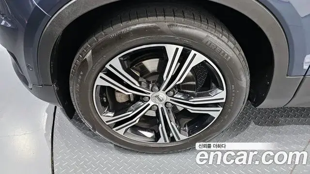 Volvo XC40 2021 — ფოტო 3/20