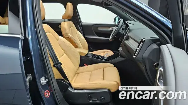 Volvo XC40 2021 — ფოტო 19/20