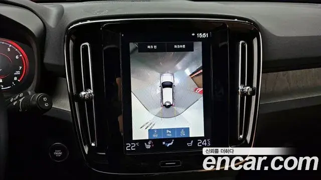 Volvo XC40 2021 — ფოტო 17/20