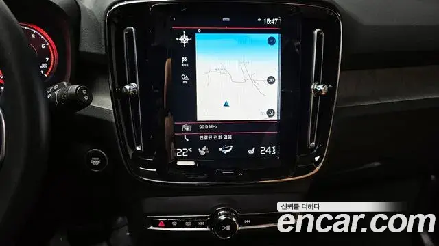 Volvo XC40 2021 — ფოტო 4/20