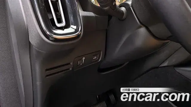Volvo XC40 2021 — ფოტო 11/20