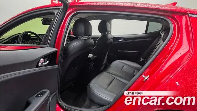 Kia Stinger 2018 — ფოტო 8/20