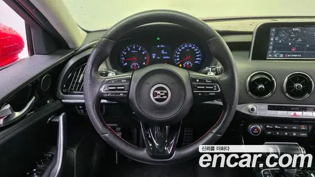 Kia Stinger 2018 — ფოტო 1/20