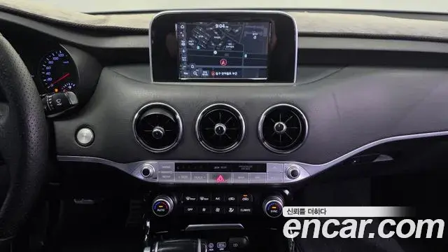 Kia Stinger 2018 — ფოტო 13/20
