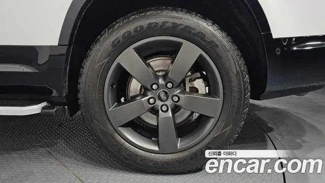 Land Rover Defender 2023 — Photo 8/20
