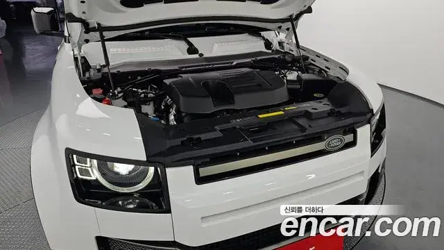 Land Rover Defender 2023 — Photo 16/20