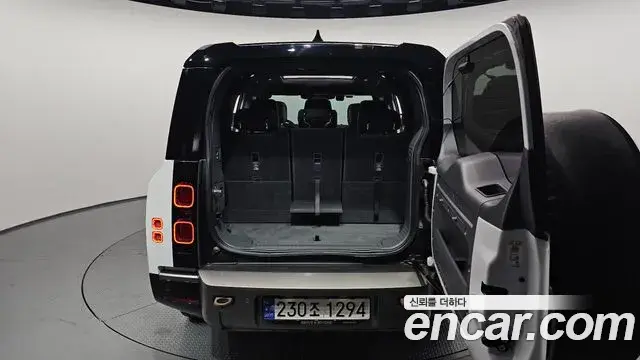 Land Rover Defender 2023 — Photo 2/20
