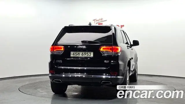 Jeep Grand Cherokee 2018 — ფოტო 18/20