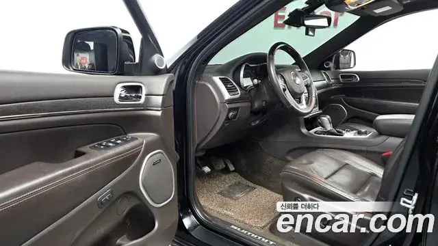 Jeep Grand Cherokee 2018 — ფოტო 19/20