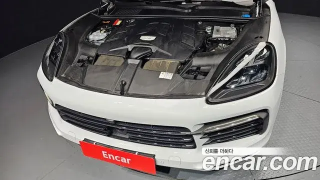 Porsche Cayenne 2020 — ფოტო 13/20