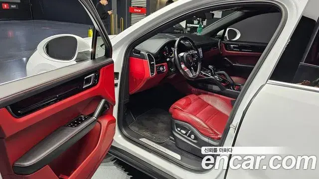 Porsche Cayenne 2020 — ფოტო 17/20