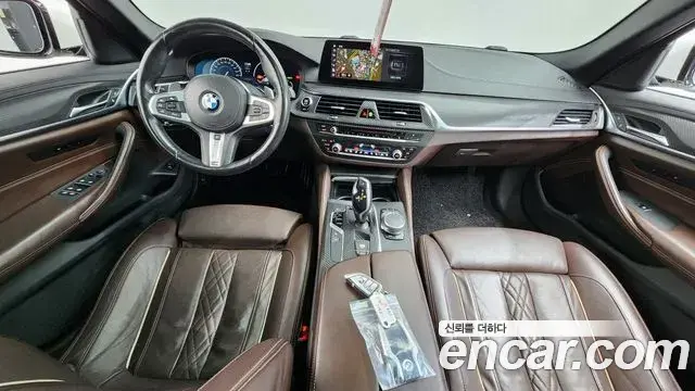 BMW 5 Series 2019 — Şəkil 9/20