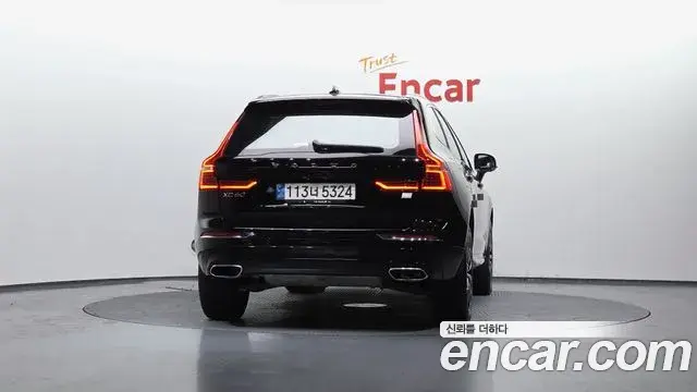 Volvo XC60 2021 — ფოტო 13/20
