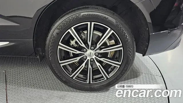 Volvo XC60 2021 — ფოტო 10/20