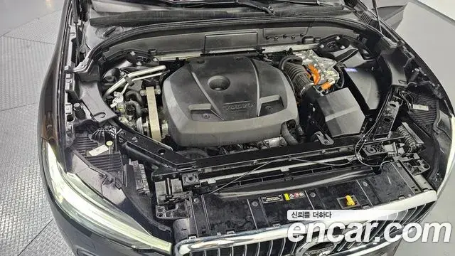 Volvo XC60 2021 — ფოტო 18/20