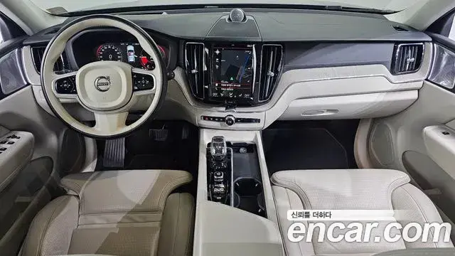 Volvo XC60 2021 — ფოტო 11/20