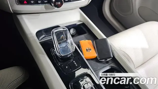 Volvo XC60 2021 — ფოტო 14/20