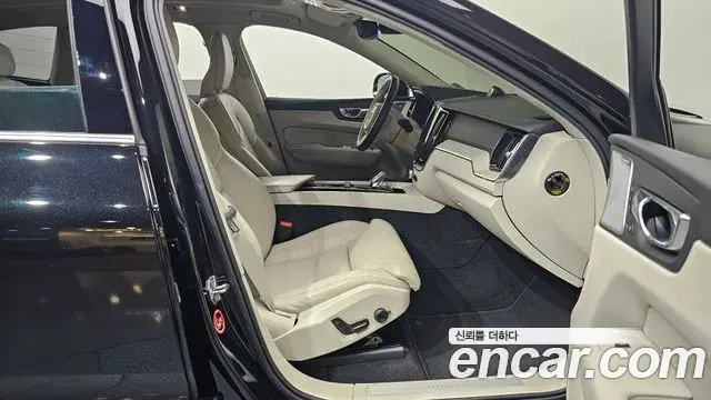 Volvo XC60 2021 — ფოტო 15/20