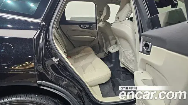 Volvo XC60 2021 — ფოტო 6/20