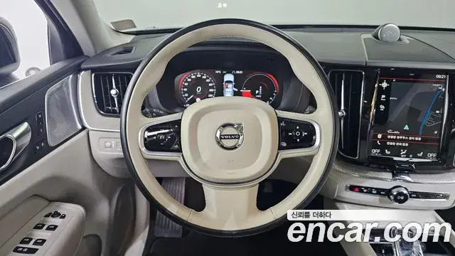 Volvo XC60 2021 — ფოტო 1/20