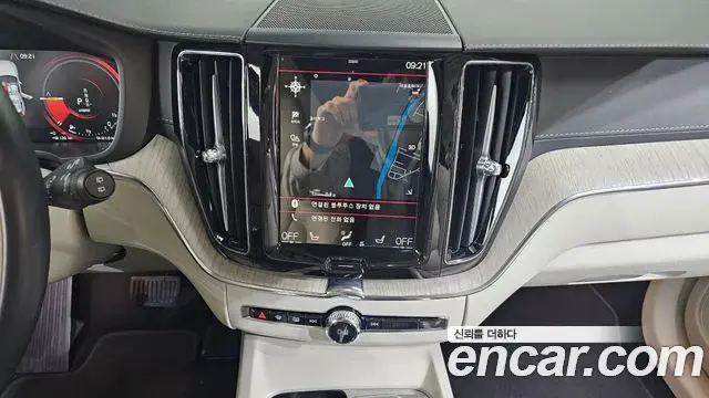 Volvo XC60 2021 — ფოტო 17/20