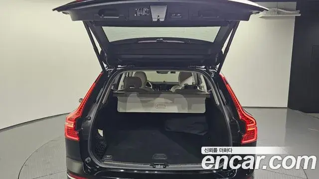 Volvo XC60 2021 — ფოტო 4/20