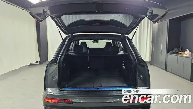 Audi Q7 2022 — ფოტო 17/20