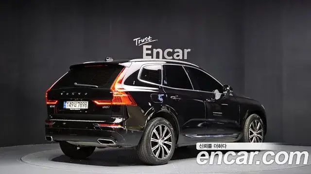Volvo XC60 2021 — ფოტო 17/20