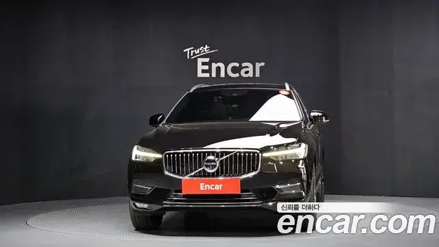 Volvo XC60 2021 — ფოტო 14/20