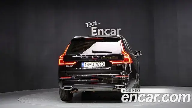 Volvo XC60 2021 — ფოტო 10/20