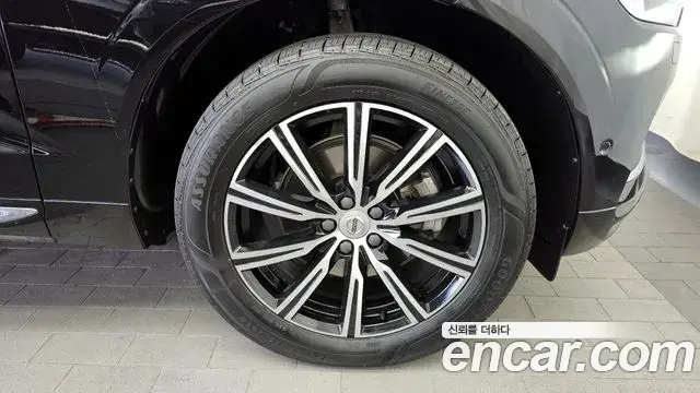 Volvo XC60 2021 — ფოტო 19/20