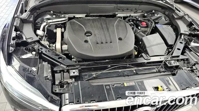 Volvo XC60 2021 — ფოტო 12/20