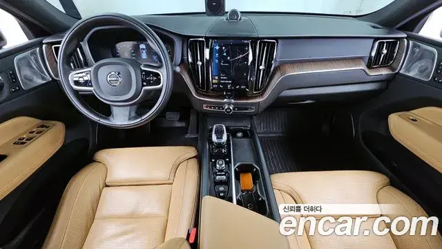 Volvo XC60 2021 — ფოტო 2/20