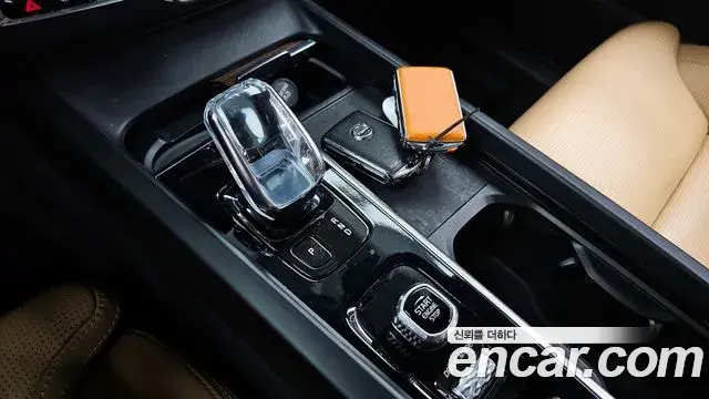 Volvo XC60 2021 — ფოტო 15/20