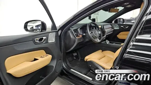 Volvo XC60 2021 — ფოტო 9/20