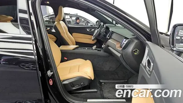 Volvo XC60 2021 — ფოტო 16/20