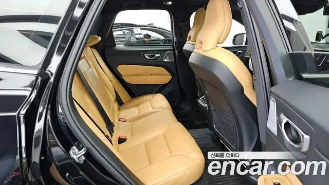 Volvo XC60 2021 — ფოტო 11/20