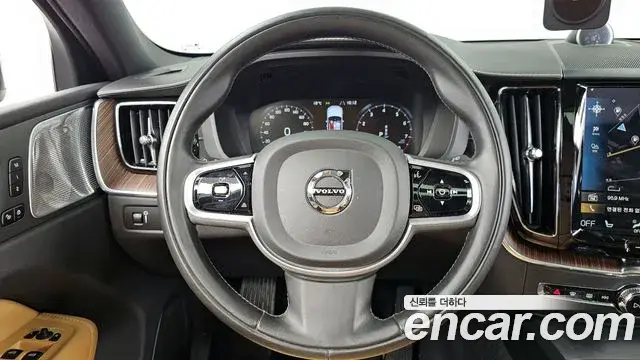 Volvo XC60 2021 — ფოტო 3/20