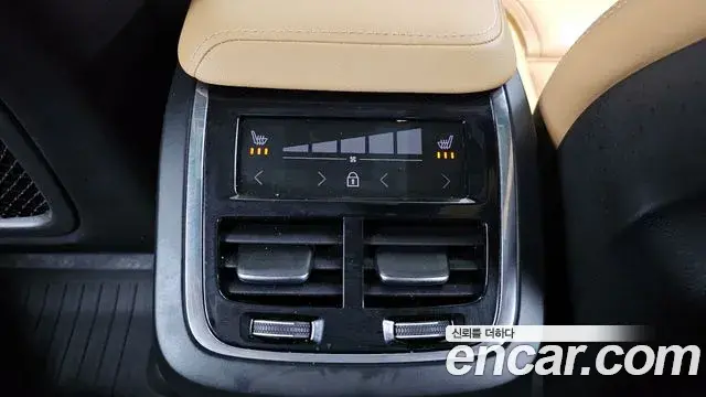 Volvo XC60 2021 — ფოტო 8/20