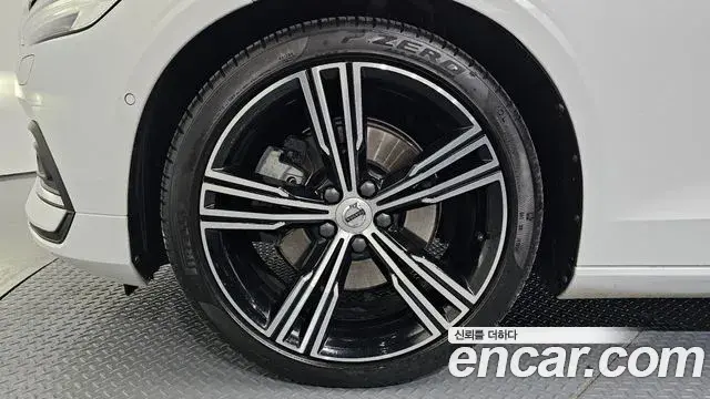Volvo S60 2020 — Photo 6/20