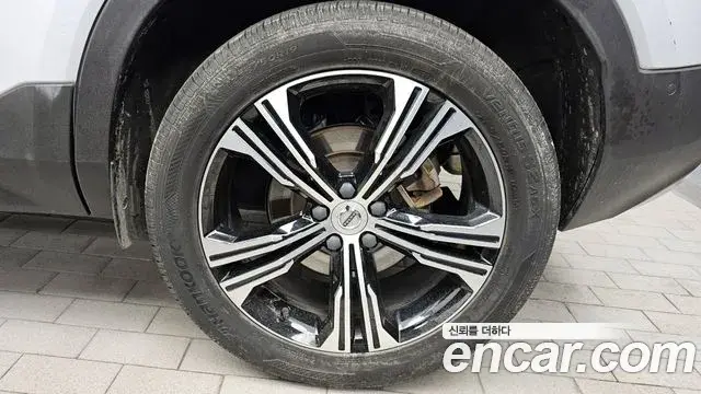 Volvo XC40 2020 — Photo 9/20
