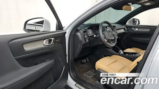 Volvo XC40 2020 — Photo 7/20