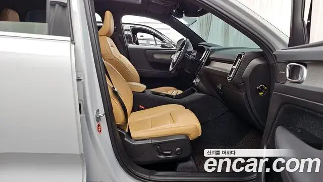 Volvo XC40 2020 — Photo 1/20
