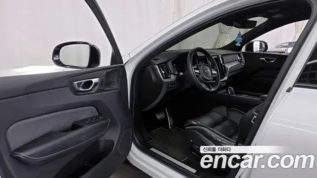 Volvo XC60 2020 — ფოტო 9/20