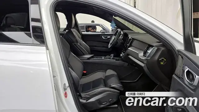 Volvo XC60 2020 — ფოტო 13/20