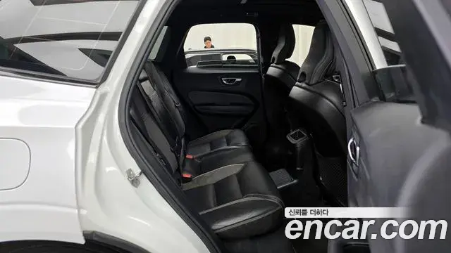 Volvo XC60 2020 — ფოტო 19/20