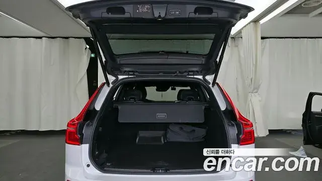 Volvo XC60 2020 — ფოტო 8/20